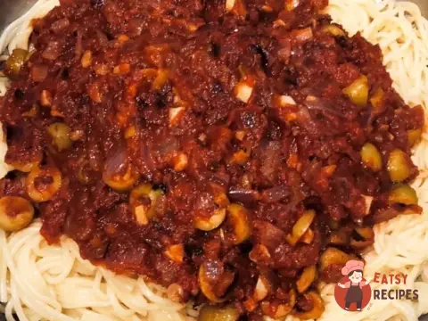 Паста араб'ята з ковбасою та оливками