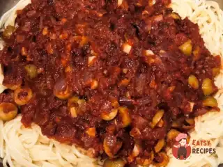 Паста араб'ята з ковбасою та оливками