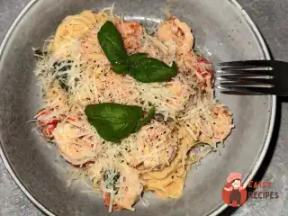 Паста з креветками, пармезаном, коктейльними томатами та базиліком