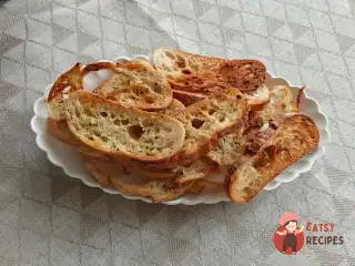 Домашні сухарики з чіабати з часником