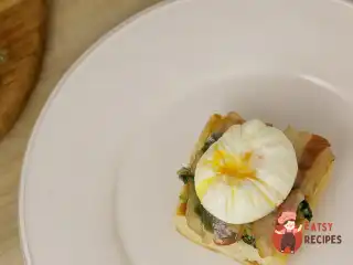 Яйце пашот з білою спаржею та голландським соусом
