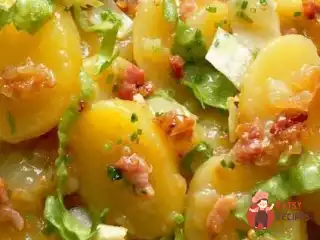 Теплий картопляний салат із хрумким беконом (Patate e Pancetta) від шефа Джино Д'акампо
