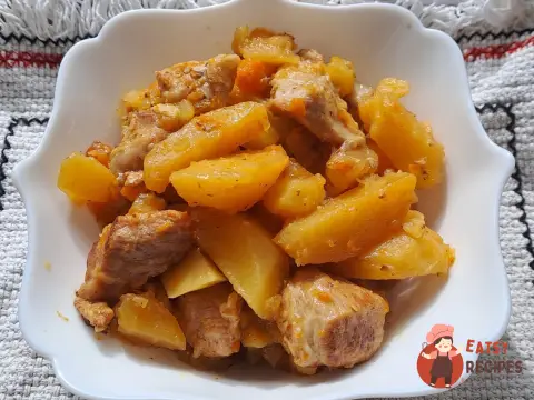 Тушкована картопля з м'ясом на сковороді