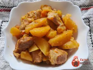 Тушкована картопля з м'ясом на сковороді