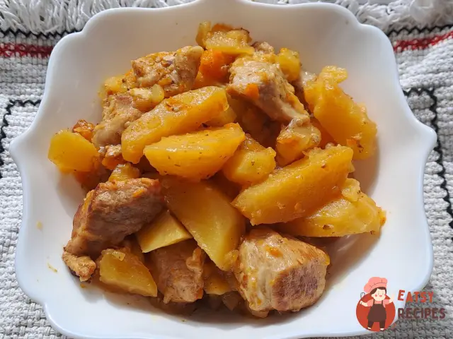 Тушкована картопля з м'ясом на сковороді