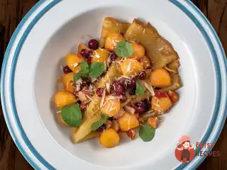 Млинці з яблуком, журавлиною та мигдалем