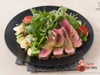 Рукола з тунцем в імбирно-лаймовому соусі