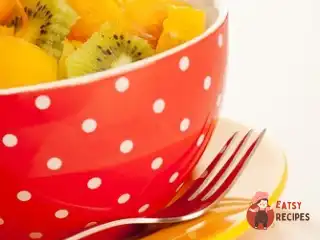 Легкий салат з ананасу та ківі
