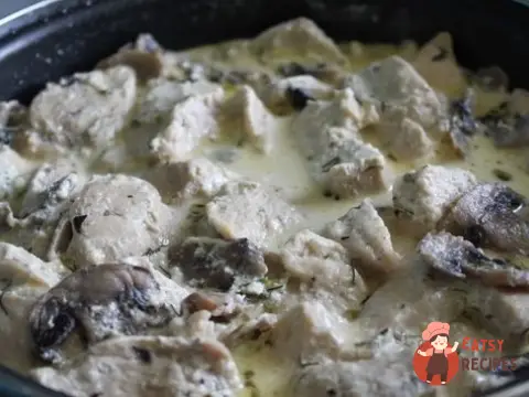 Курка з овочами у сметанному соусі