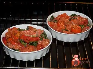 Сьомга, запечена з томатами та базиліком