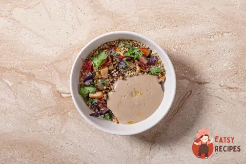 Зелена гречка з грибами та соусом