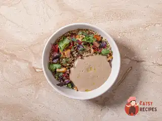 Зелена гречка з грибами та соусом