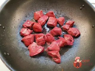 Крок 3: Яловичина з цибулею