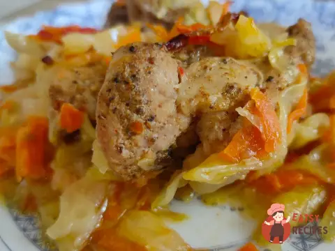 Свинина з капустою, морквою та помідорами в духовці.
