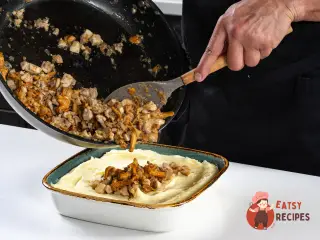 Крок 12: Картопляна запіканка з лисичками та куркою