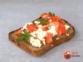 Брускетта з чорний хліб і песто