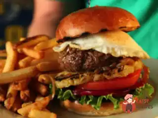 Соковитий бургер з ананасом