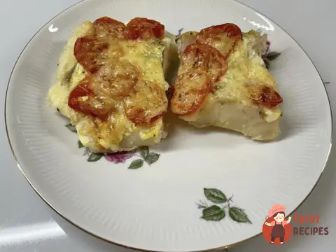 Тріска з сиром та помідорами, запечена в духовці