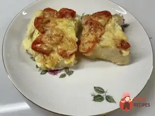 Тріска з сиром та помідорами, запечена в духовці