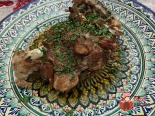 Запечена бараняча нога з часником