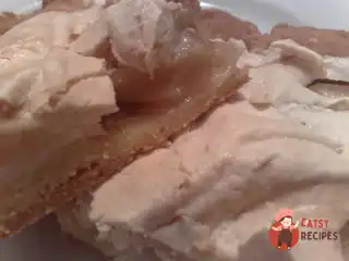 Яблучний пиріг з безе