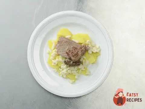 Шпецле з тушкованим м'ясом та картоплею