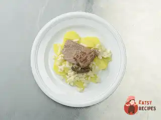 Шпецле з тушкованим м'ясом та картоплею