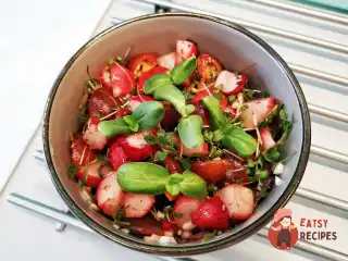 Теплий салат із запеченою редькою