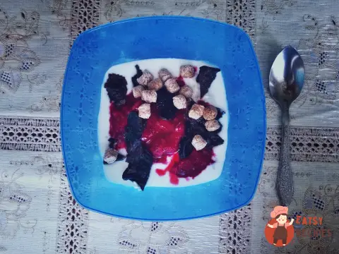 Сир сніданок з замороженою вишнею і чорносливу