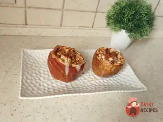 Яблука, запечені з сиром і родзинками