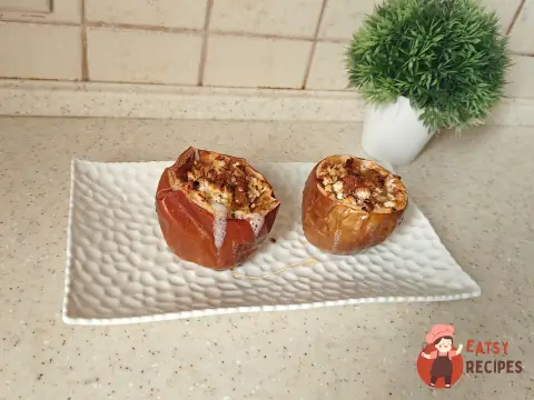 Яблука, запечені з сиром і родзинками