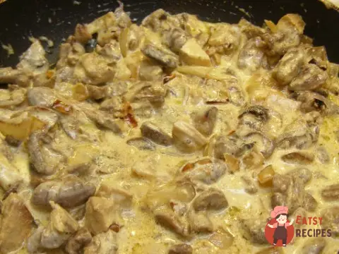 Гриби з курячою грудкою у сметані