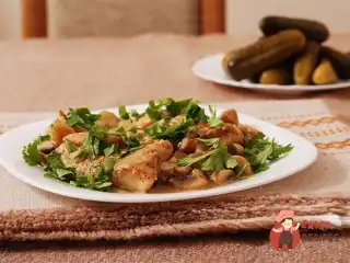 Тушковані гриби у винному соусі