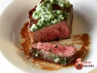 Стейк із соусом з олії та зелені