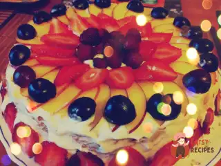 Фруктовий торт зі збитими вершками