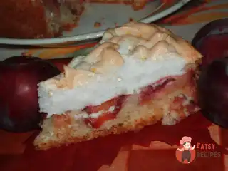 Сливовий пиріг з меренгами