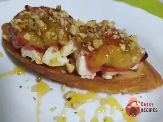 Брускета з сиром і сливою