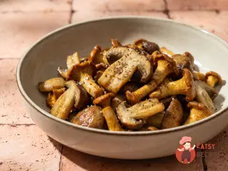 Крок 2: Теплий салат з грибами та карамелізованою цибулею