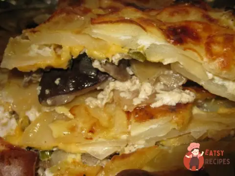 Картопляна запіканка з грибами та сиром.