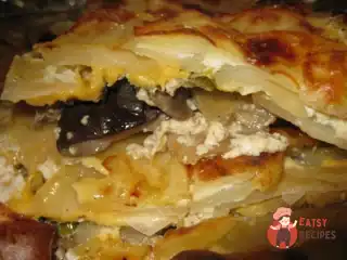 Картопляна запіканка з грибами та сиром.