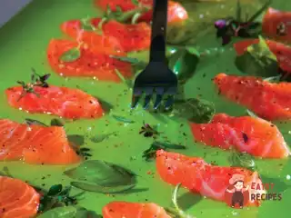 Маринований лосось з оливковою олією та свіжими травами
