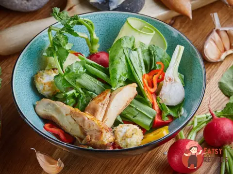 Весняний салат з помідорами, блакитним сиром та редькою