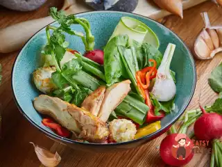 Весняний салат з помідорами, блакитним сиром та редькою