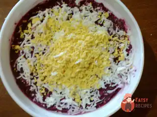 Листковий овочевий салат з плавленим сиром