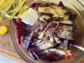 Крок 11: Буряковий салат із квасолею та солоними огірками