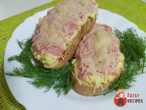 Гарячі бутерброди з яйцем, ковбасою та сиром