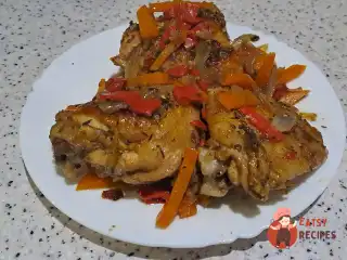 Тушковані курячі стегна в соєвому соусі з овочами в духовці