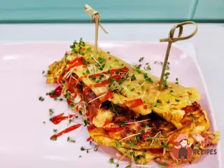 Сирний коржик з яєчною начинкою