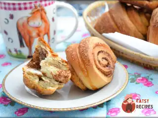 Солодкі булочки з корицею та мускатом