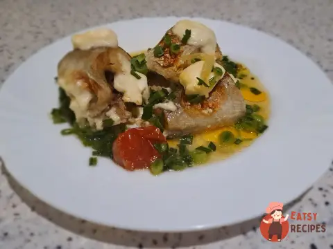 Минтай у духовці з помідорами та моцарелою